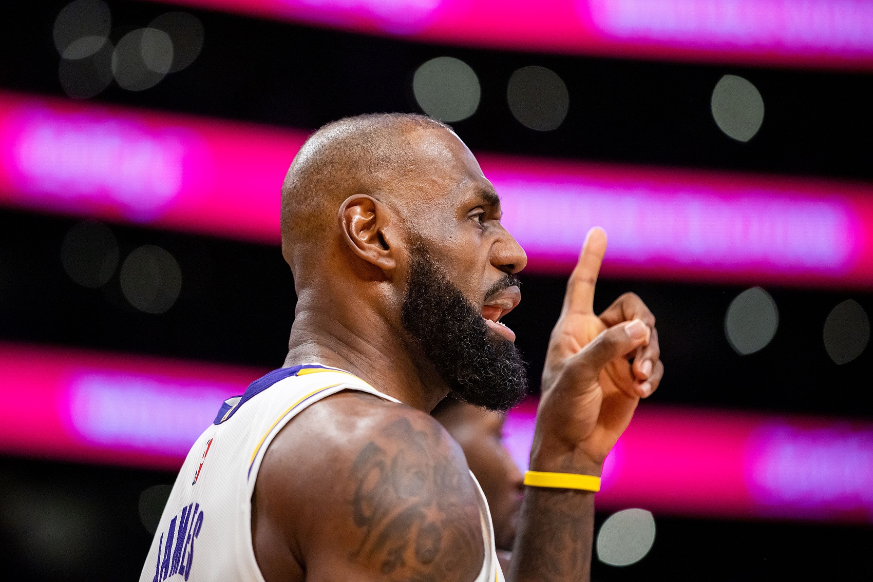 九游娱乐官网-夸梅：詹姆斯通过富保罗控制了联盟 让NBA修改规则&amp;允许他走步